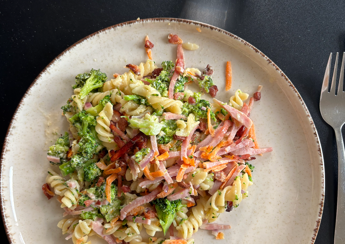 Sundere gratin med pasta, broccoli, skinke og bacon
